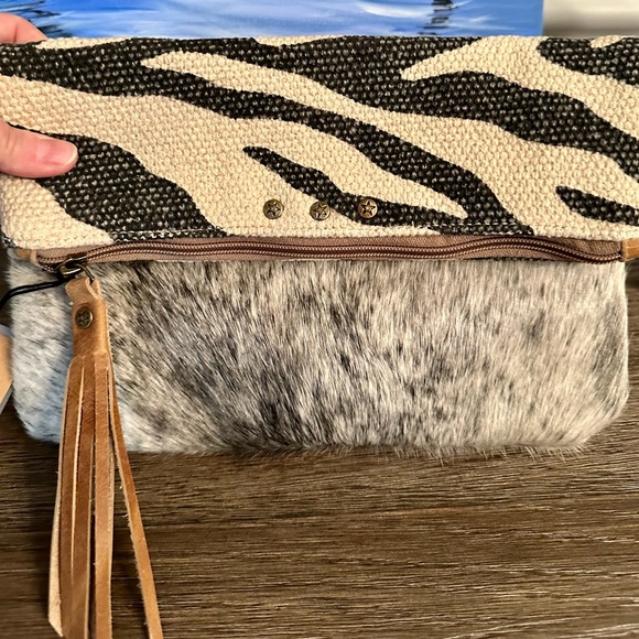 NWT Genuine Leather Zip clutch - Picture 2 of 5